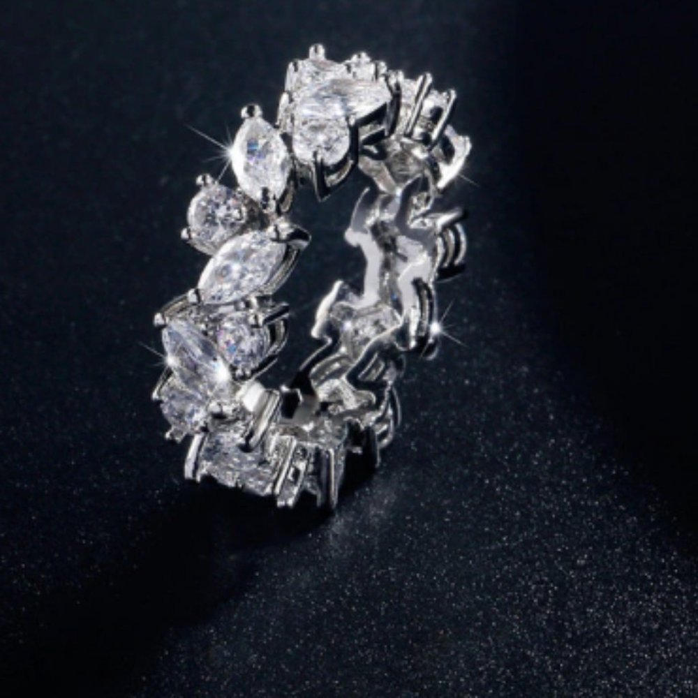 Luxurious Fashion Ring, Size 8, NWT
